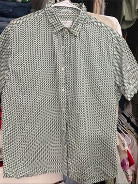 Short-Sleeve Green Patterned Button-Up Shirt